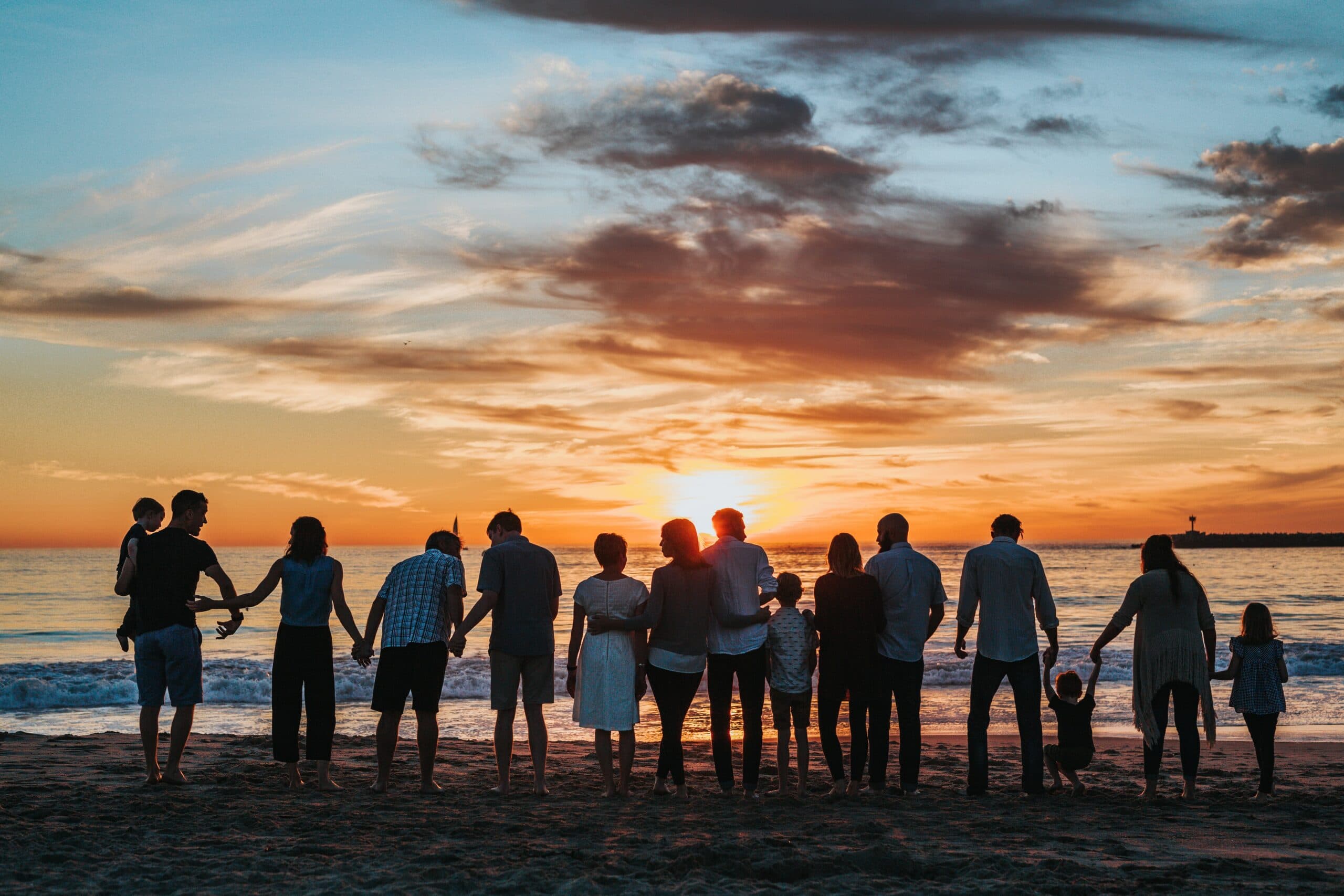 Famille réunie au coucher du soleil